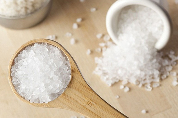 Cách chữa tổ đỉa bằng muối là phương pháp dân gian khá phổ biến