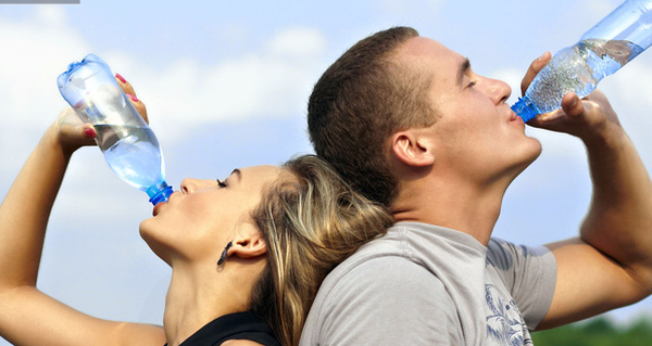 Uống đủ nước giảm đau họng